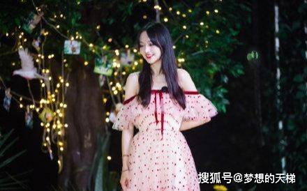 粉色|被郑爽惊艳了！一身粉色“露肩纱裙”营业效果甜美温柔