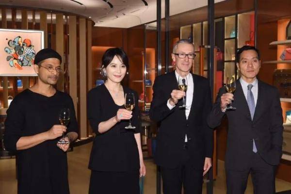 美人|俞飞鸿不愧是“冻龄美人”,穿黑色西装配黑裙,尽显优雅高贵