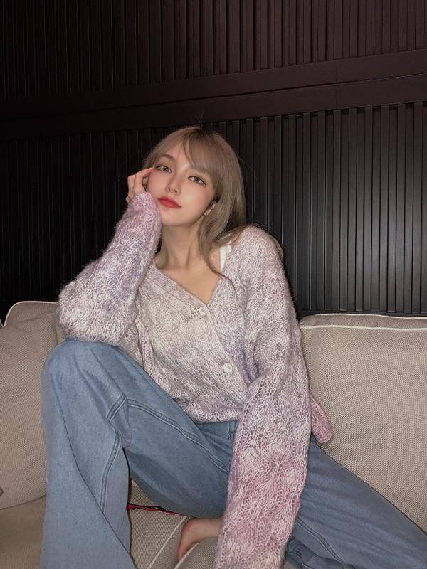 阿娇|钟欣潼终于好好穿衣服了，旁边的周扬青才惊艳！没想到这俩是闺蜜