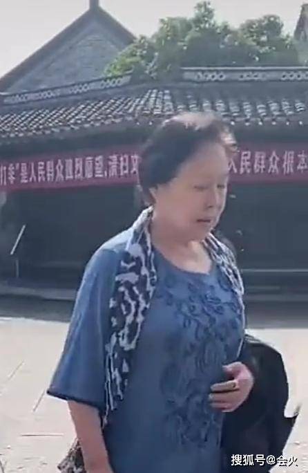 70歲斯琴高娃罕見低調露面，兩頰下垂蒼老嚴重，腿腳不便需拄拐杖 娛樂 第2張