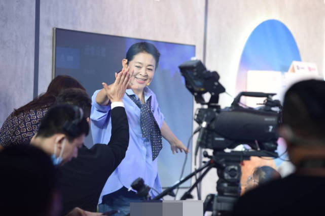 61岁倪萍乘坐高铁给病人让座,被乘务员认出后获赠水果