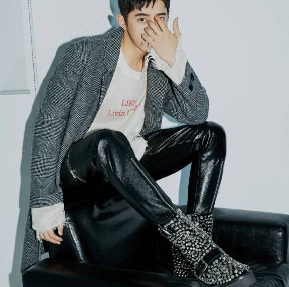 袖口|梁靖康怎么想的？西装外套拼接上“破烂”袖口，这样的时尚太难懂