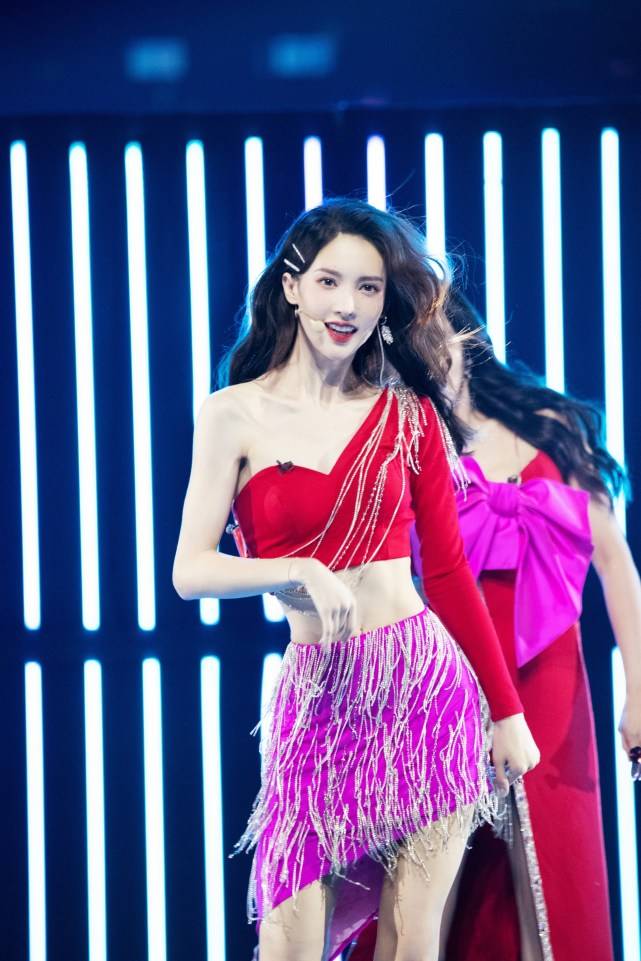 造型|原创婚纱造型出众，悬空一字马惊艳，她不出道难以收场