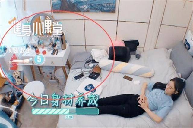 房间|镜头下房间杂乱被吐槽邋遢：人间真实赵丽颖起床“练腹肌”