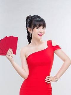 齐刘海|柳岩保养得可真好！红色抹胸长裙配齐刘海秀锁骨，好身材让人羡慕