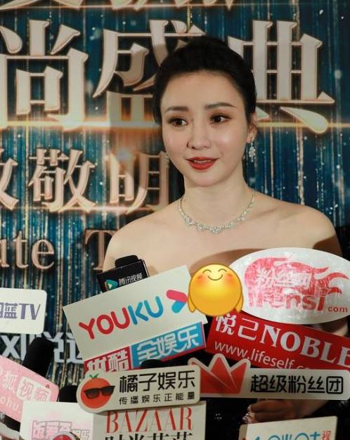 柳岩|柳岩穿“星空裙”现身活动,与天然脸宋祖儿同场,凭肉感身材抢镜