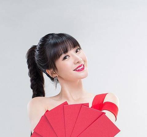 齐刘海|柳岩保养得可真好！红色抹胸长裙配齐刘海秀锁骨，好身材让人羡慕