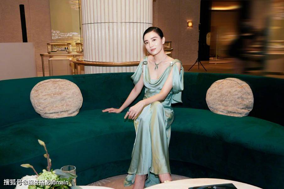 吉娜|40岁宋佳身材太好,穿曳地长裙比例惊艳,吉娜虽美却不及她有韵味