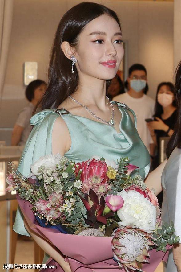 吉娜|40岁宋佳身材太好,穿曳地长裙比例惊艳,吉娜虽美却不及她有韵味