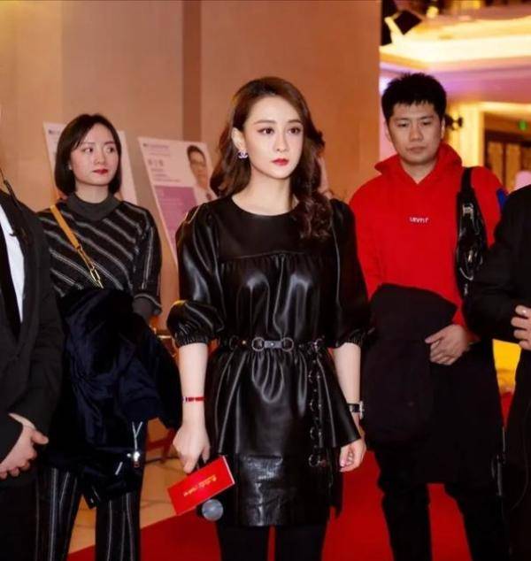 野性|陈德容胆子还挺大，穿短皮裙配黑丝袜挺“野性”，40多岁不显老态