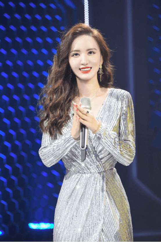 张萌早期穿搭 a51f3949994c410bbb2326bc54903da6.png