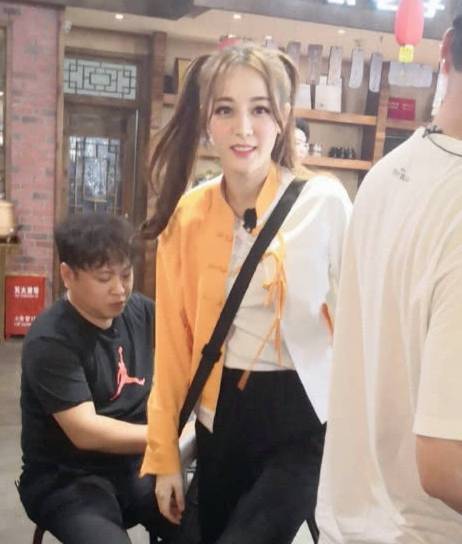 马尾|“哪吒头”过时了,看迪热巴的“双马尾”变少女,路人:美到爆!