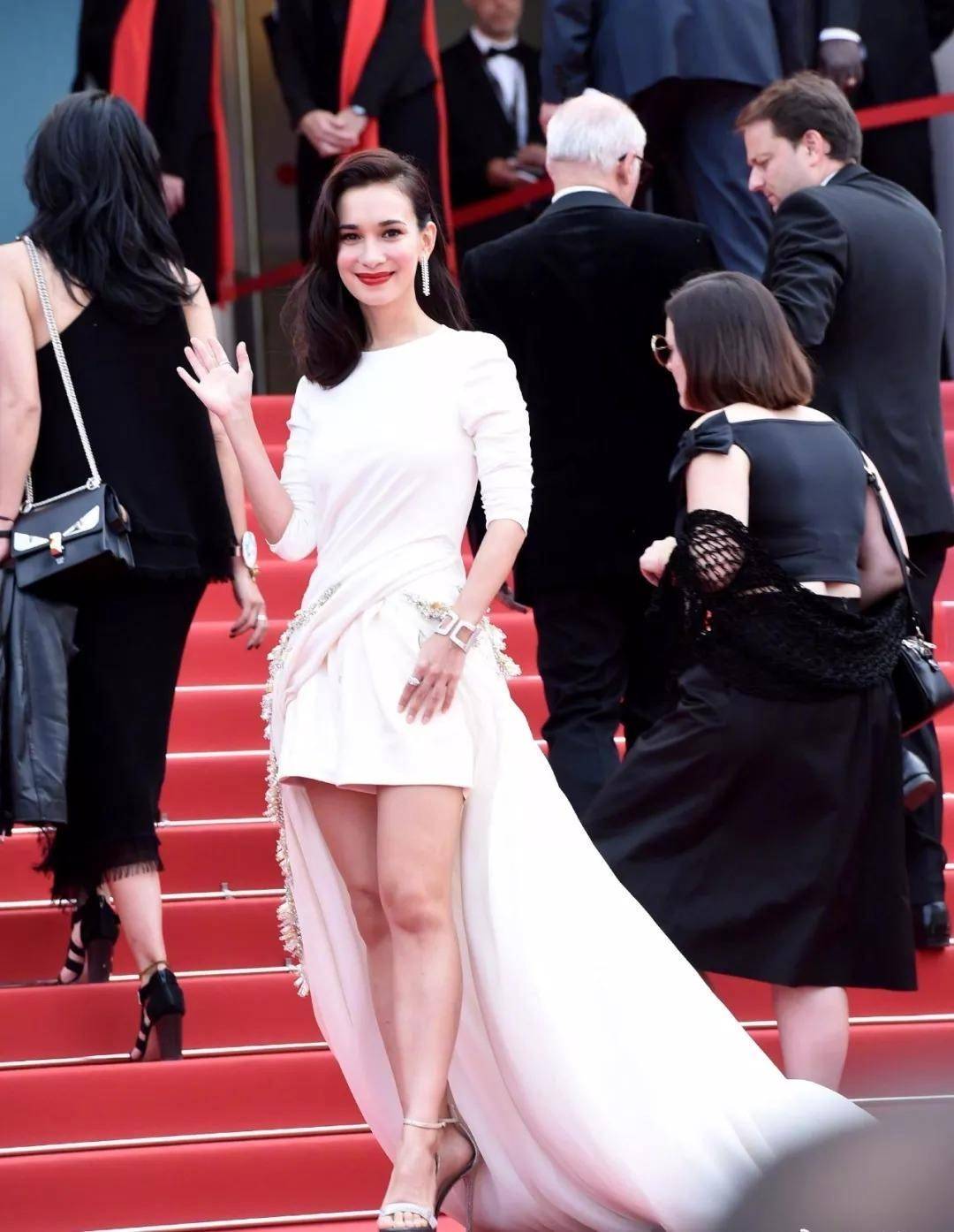 明星|女艺人的红毯礼服，只会亮相一次，走完后怎样处理？