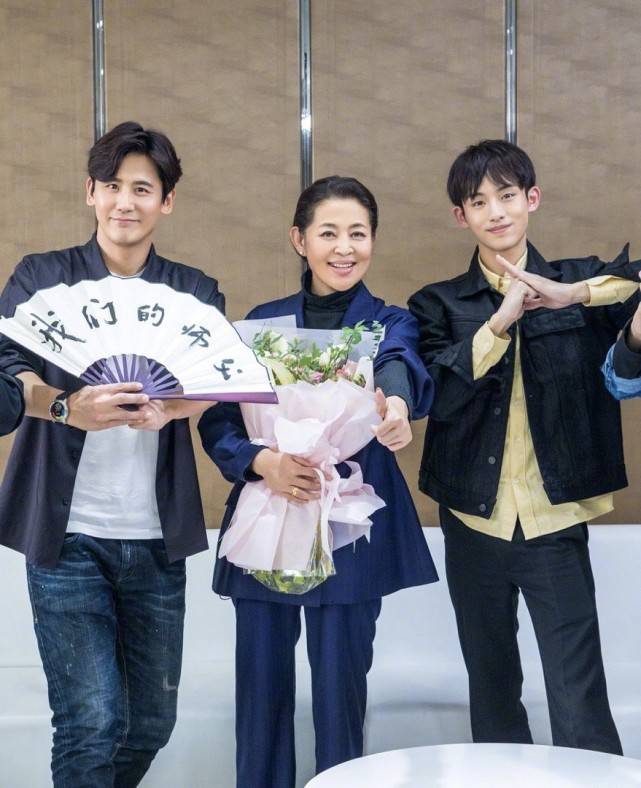 鞠萍|倪萍、鞠萍两位姐姐同框：俩名嘴汇聚一堂，54岁鞠萍越来越有韵味