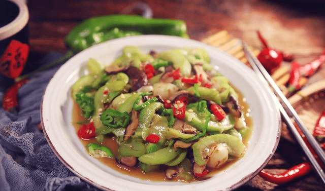 丝瓜配什么炒好吃清炒 8ee3f5fb08234f069f24d24b39ae6739.png