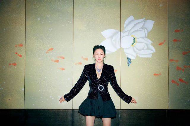 鹿晗|为跟前老板暗中较量，被嘲蹭热度无底线的她冤不冤？