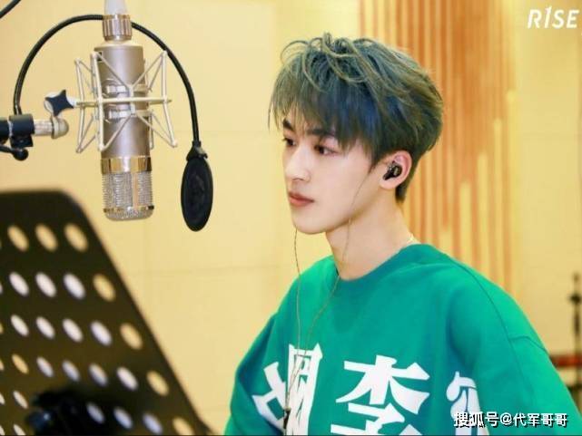 他是当红男团偶像，演唱歌曲陷入抄袭风波，如