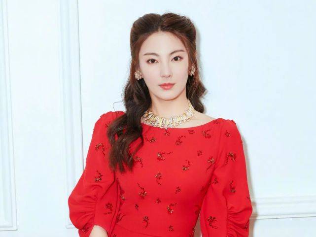 鹿晗|为跟前老板暗中较量，被嘲蹭热度无底线的她冤不冤？