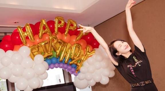 短裙|“小棉袄”宋茜为妈妈庆生超暖心，黑T配短裙美艳又吸睛！