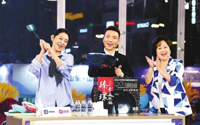 鞠萍|倪萍、鞠萍两位姐姐同框：俩名嘴汇聚一堂，54岁鞠萍越来越有韵味