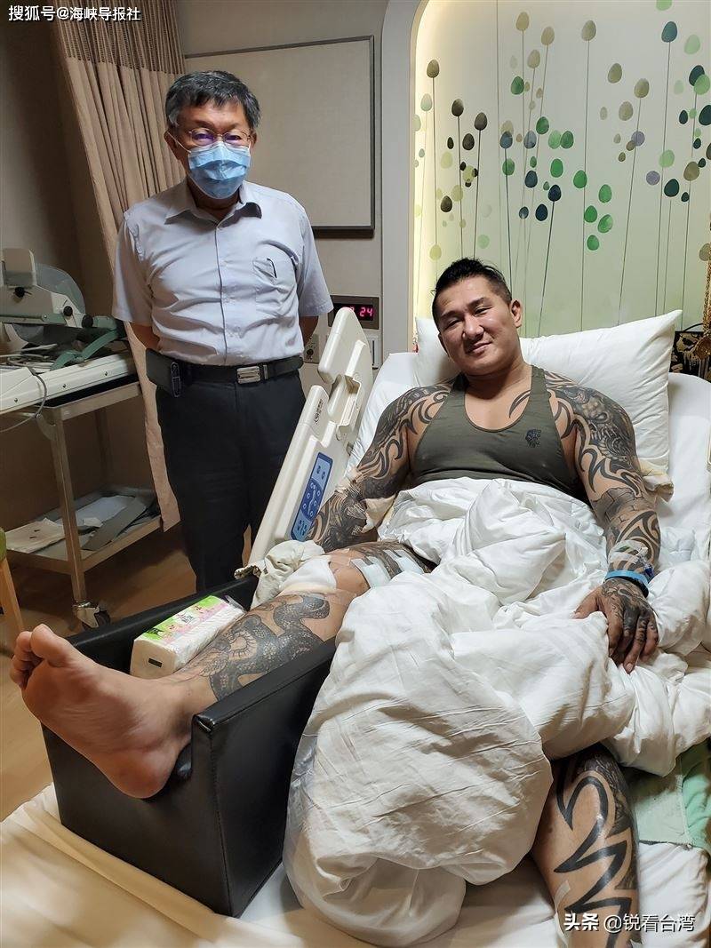 柯文哲夜探网红"馆长"化身医师盯着中枪伤口讨论病情(多图)_发声