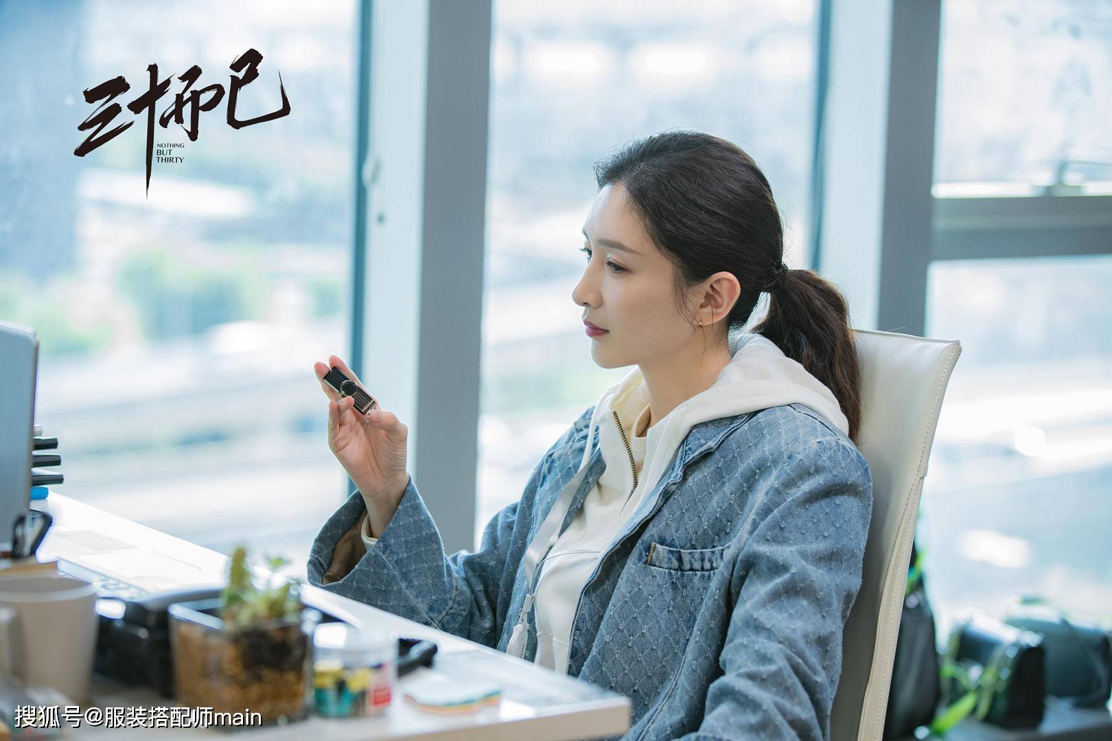 真会|江疏影过生日真会玩！穿露脐装配短裤跳舞，秀小蛮腰身材火辣惹眼