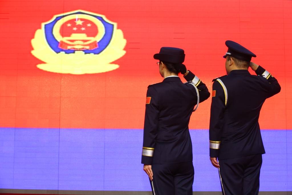 敬礼"集体宣誓结束后,在嘹亮的《中国人民警察警歌》声中,与会领导为