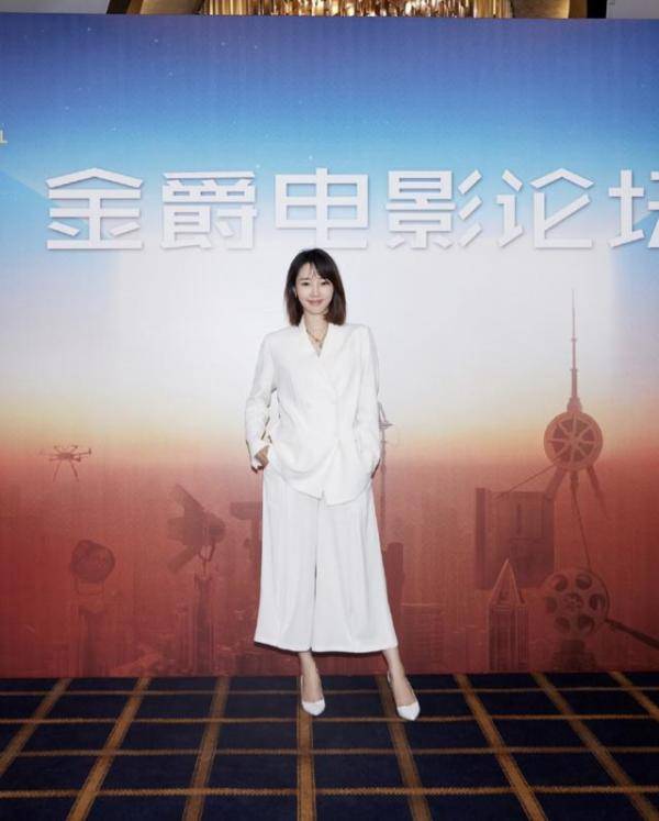 白百何|白百何也走“女总裁”路线了，身穿白色西装配阔腿裤，干练又时髦