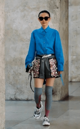 服装|女人过了45岁，少穿黑白灰！多穿这5种“颜色”，非常显气质