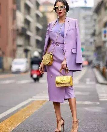 服装|女人过了45岁，少穿黑白灰！多穿这5种“颜色”，非常显气质