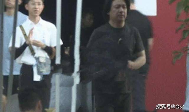 圆脸|原创46岁潘粤明近照认不出,肚圆脸垮尽显老态,吃火锅只敢蘸清水!