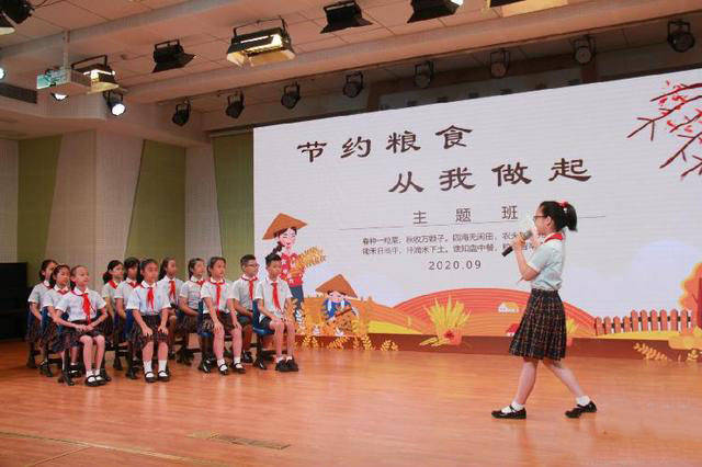 校长亲自上阵节粮 当众吞他人剩饭 学生看呆