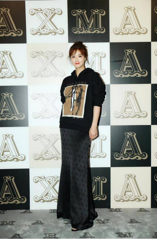 高调|蒋欣瘦下来好美,身穿黑色针织衫高调秀身材,“小鸟腿”好抢眼