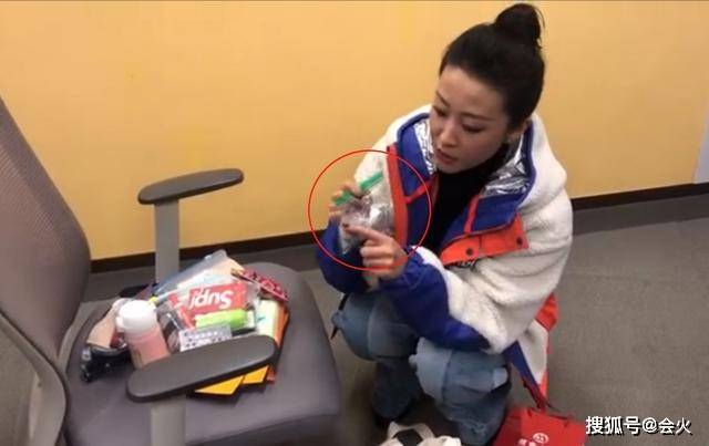 豪宅|原创苗圃街边吃面条很朴素，嫁大21岁老公住宽敞豪宅，生活却接地气