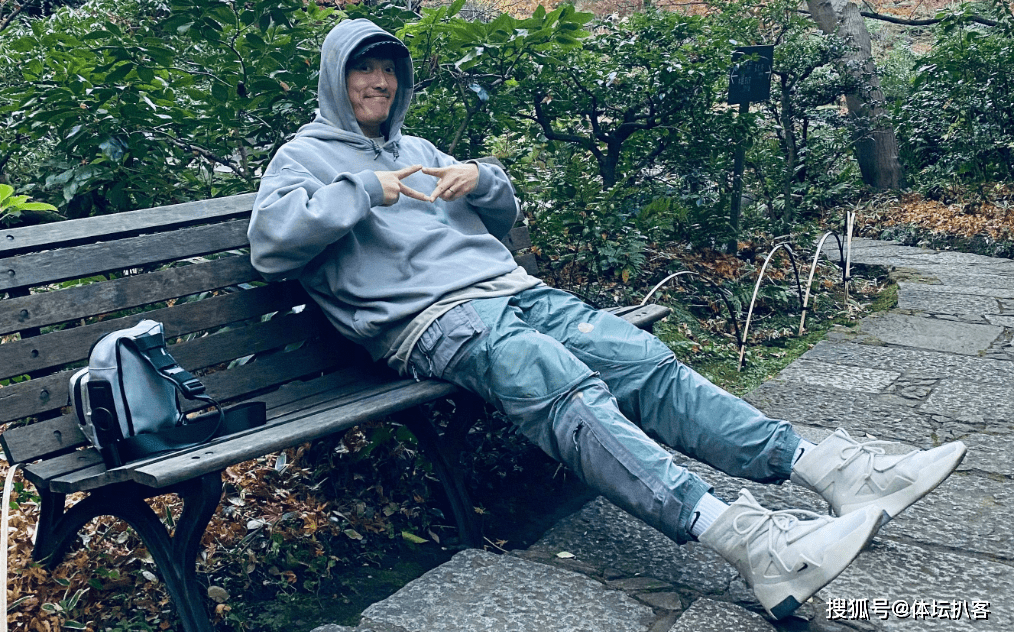 上海|原创官宣！刘翔参与综艺节目曝光，登上海报封面，看上去只有18岁