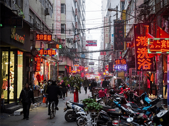 因为来的人越来越多,陈砦村越来越热闹的同时,也变得越来越拥挤,不少