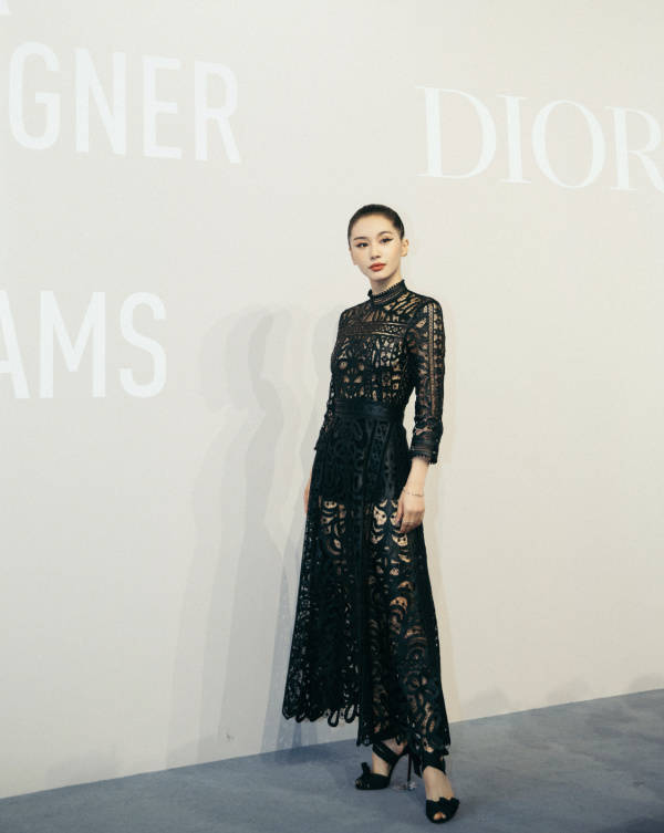 显高|王子文长发造型甩掉路人感，格纹连衣裙显气质又显高，小个子必看！