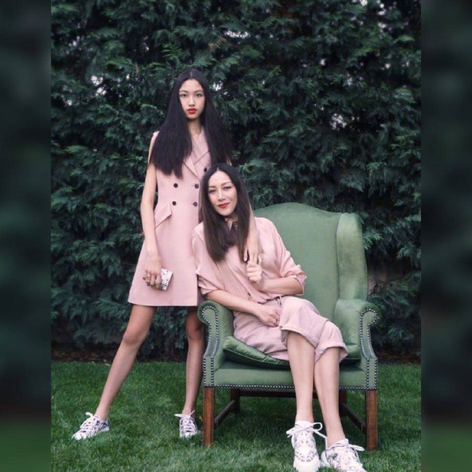 合体|逆天大长腿太抢镜，网友：我酸了任达华15岁女儿与超模妈妈合体