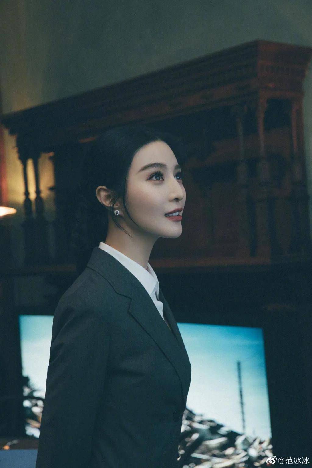 供养|没了红气供养的范冰冰眼里星光黯淡，复出之路还接遭网红拉踩？