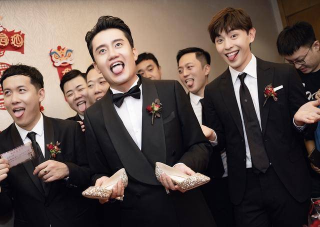 婚礼|原创邓伦当伴郎高清照曝光，婚礼上哭成泪人，拿纸巾擦眼泪变小哭包