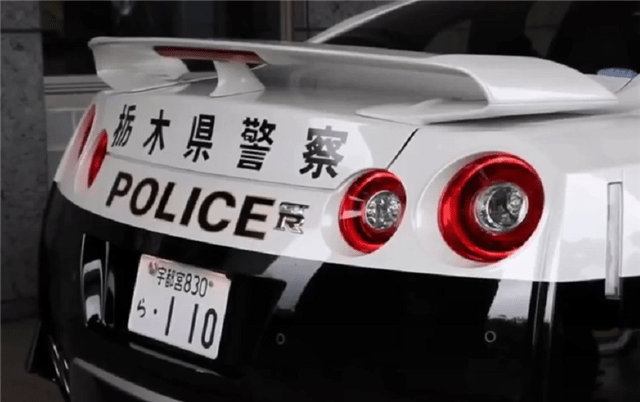 日本启用gtr做"警车",全车黑白双拼,挂"110"牌,专治飙车党