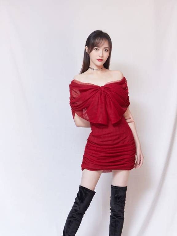 质地|唐嫣这件“蝴蝶”红裙看上去就不便宜，丝料质地上身朦胧又性感