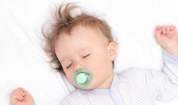 宝宝|就知道该如何做了到底该不该给孩子用安抚奶嘴？看看它的利与弊