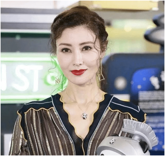 巅峰|李嘉欣素颜再回颜值巅峰：女人物质一点，更容易获得幸福