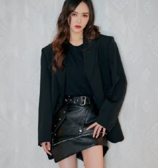 西装|唐嫣最近亮相机场，灰色西装配运动裤，别有一番时尚风味