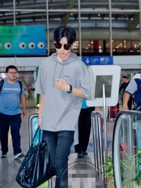 服装|唐禹哲气场全开，红白服装搭配走秀，流行元素丝带潮范儿十足