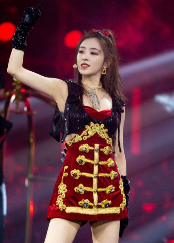 形象|“水蜜桃身材”又添一员！看张含韵穿修身裙后：懂了她翻红原因