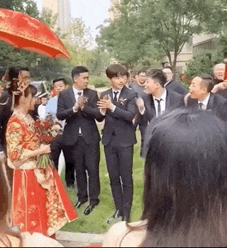 婚礼|原创邓伦当伴郎高清照曝光，婚礼上哭成泪人，拿纸巾擦眼泪变小哭包
