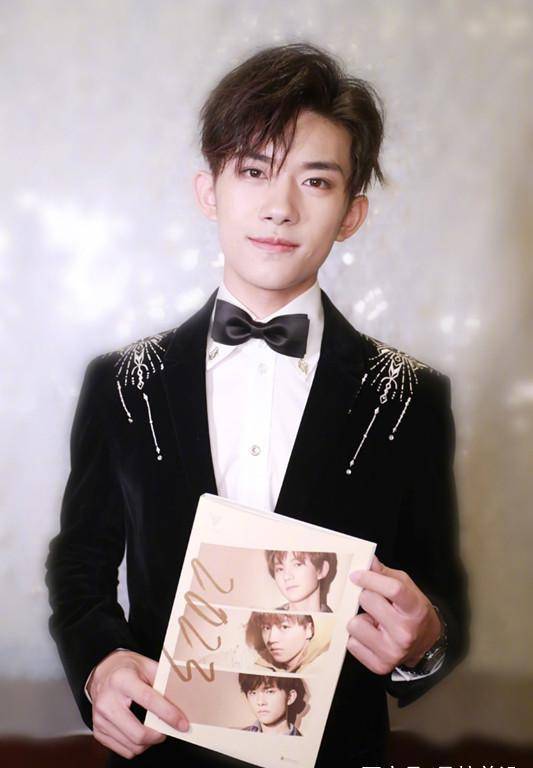 易烊千玺的高级脸 a8fe5c5491624913befa171f709870c9.jpeg