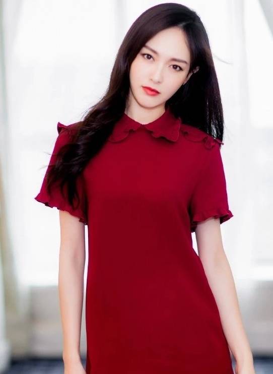 对比|唐嫣穿红裙亮相活动，身材直观对比，腿和隔壁女生的手臂一样细！